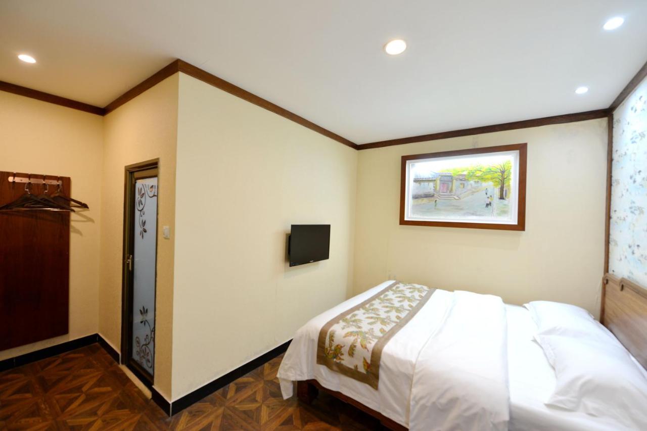 The East Hotel-Very Close To The Drum Tower,The Lama Temple,Houhai Bar Street,And The Forbidden City,There Are Many Old Beijing Traditional Hutongs Around The Hotel ,Experience The Culture Of Old Beijing Hutongs,Near Exit A Of Shichahai On Metro Line Exteriör bild