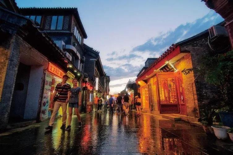 The East Hotel-Very Close To The Drum Tower,The Lama Temple,Houhai Bar Street,And The Forbidden City,There Are Many Old Beijing Traditional Hutongs Around The Hotel ,Experience The Culture Of Old Beijing Hutongs,Near Exit A Of Shichahai On Metro Line Exteriör bild
