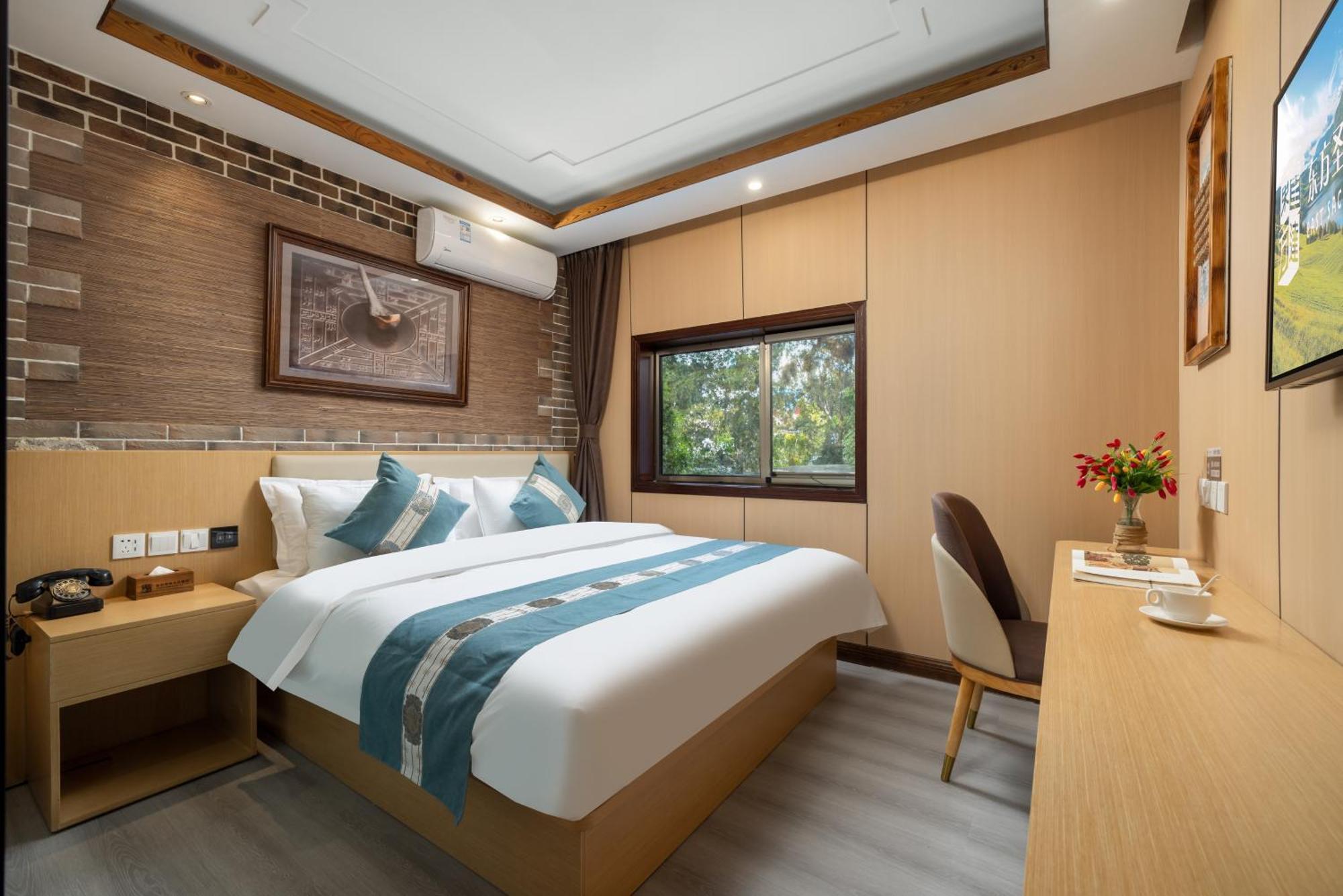 The East Hotel-Very Close To The Drum Tower,The Lama Temple,Houhai Bar Street,And The Forbidden City,There Are Many Old Beijing Traditional Hutongs Around The Hotel ,Experience The Culture Of Old Beijing Hutongs,Near Exit A Of Shichahai On Metro Line Exteriör bild