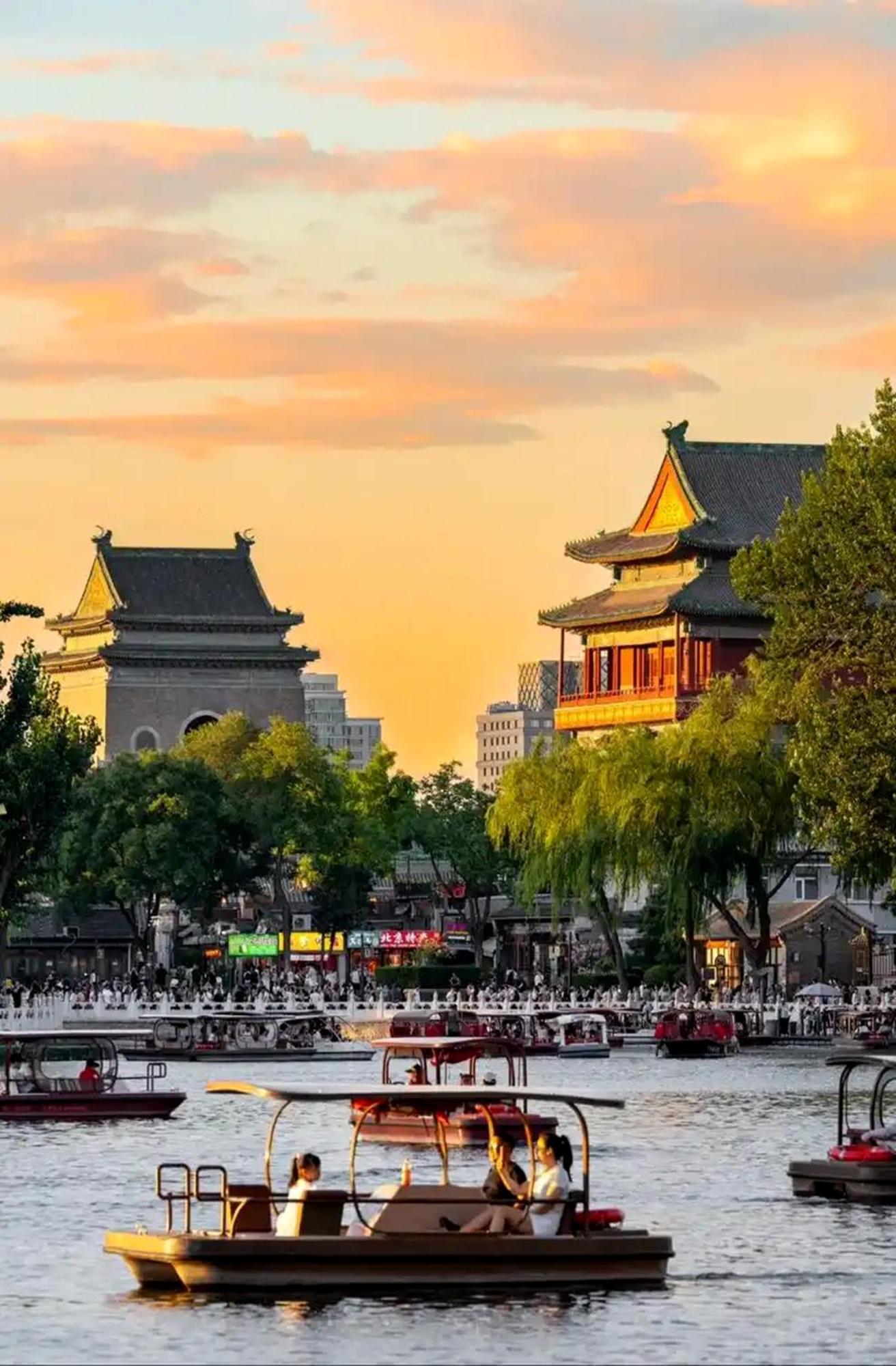 The East Hotel-Very Close To The Drum Tower,The Lama Temple,Houhai Bar Street,And The Forbidden City,There Are Many Old Beijing Traditional Hutongs Around The Hotel ,Experience The Culture Of Old Beijing Hutongs,Near Exit A Of Shichahai On Metro Line Exteriör bild